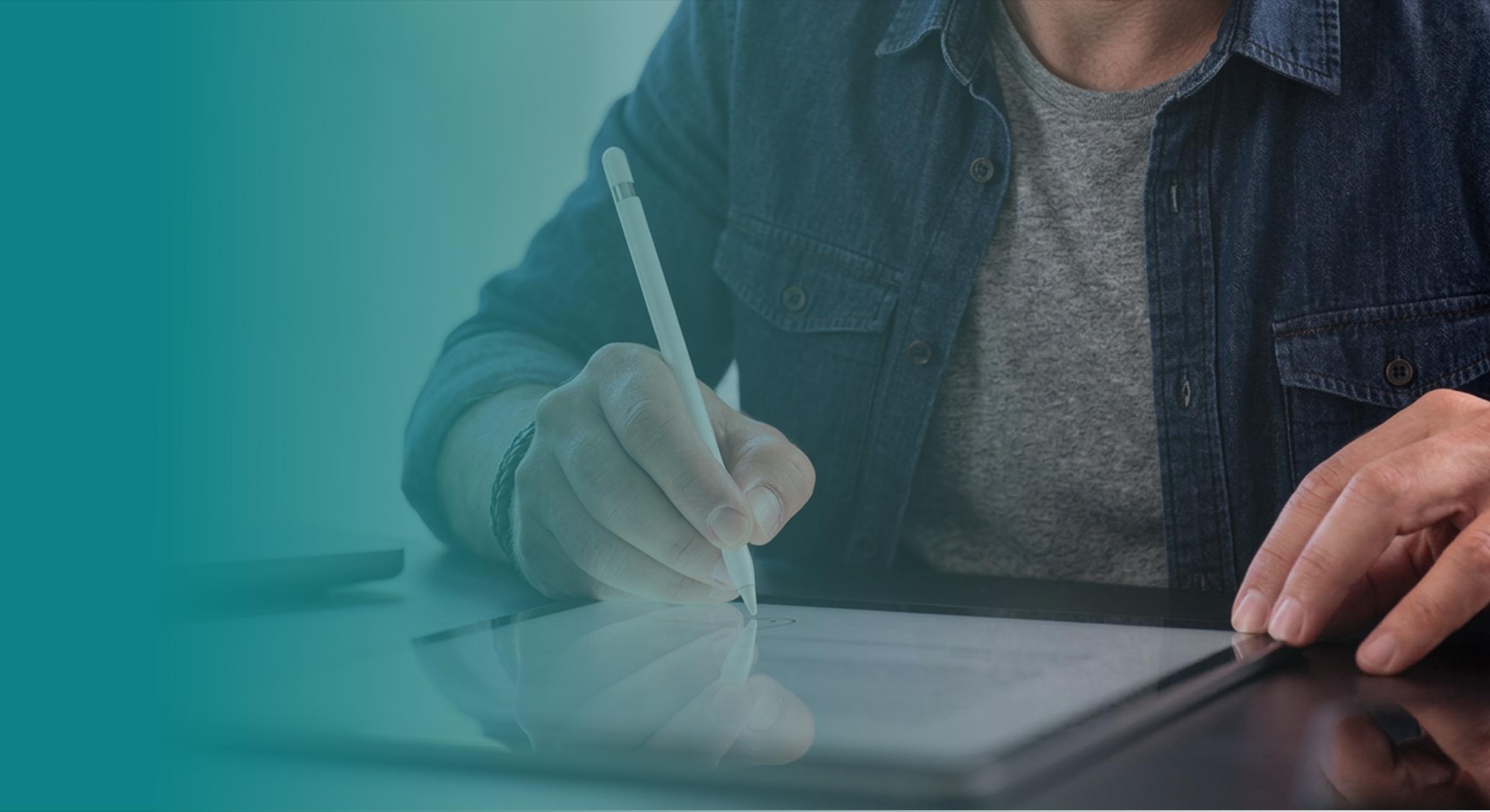Persona firmando un documento en una tableta digital